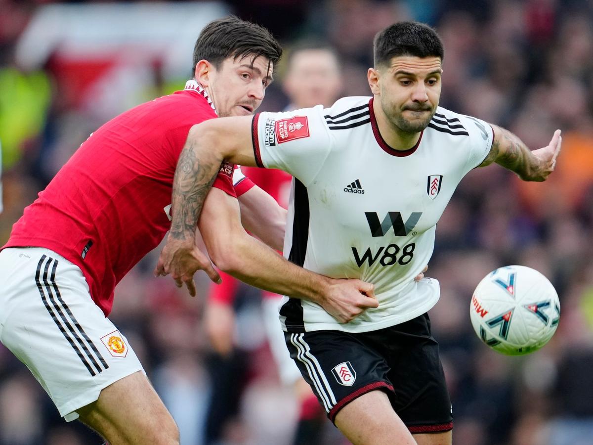 Ku Mega treo giò vì Mitrovic của Fulham