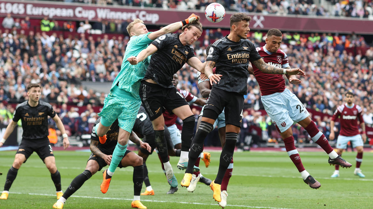 Ku Dù dẫn trước 2-0: Arsenal mắc sai lầm trong cuộc chiến vô địch